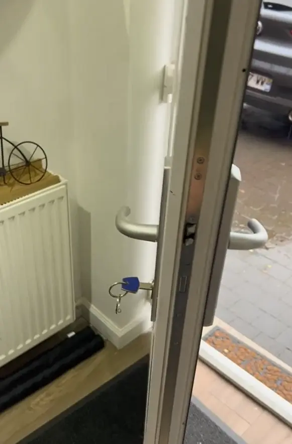 Installation d'une poignée blindée sur une porte en pvc